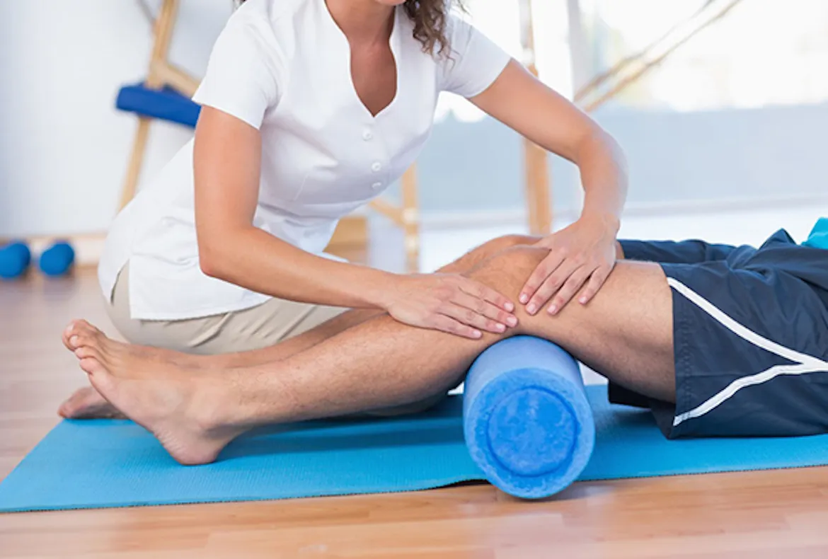Clínica de kinesiología moderna con equipamiento especializado